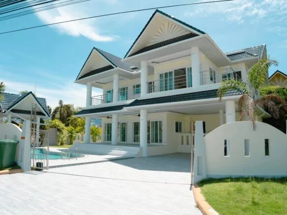 Thai Contemporary 3-Bedroom Pool Villa with Spacious Garden in Rawai