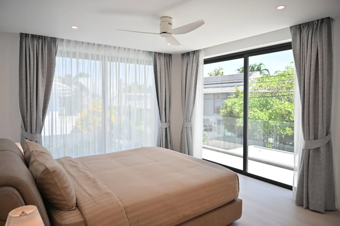 H-Bed3-1 (FILEminimizer) Contemporary 4-Bedroom Pool Villa for Long-Term Rent in Cherngtalay