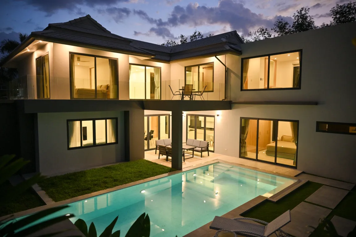 R-Evening-2 (FILEminimizer) Contemporary 4-Bedroom Pool Villa for Long-Term Rent in Cherngtalay