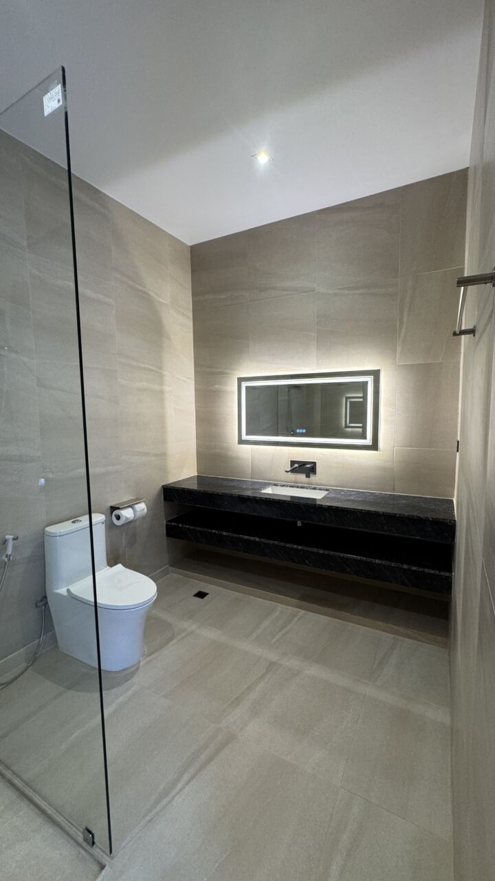 Bathroom 1_5795