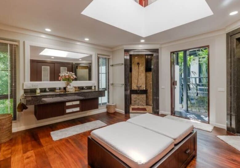 Baan Bua Nai Harn – Luxury 6-Bedroom Lakeside Villa Near Nai Harn Beach