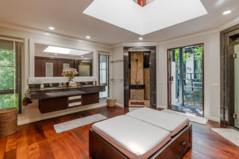 Baan Bua Nai Harn – Luxury 6-Bedroom Lakeside Villa Near Nai Harn Beach