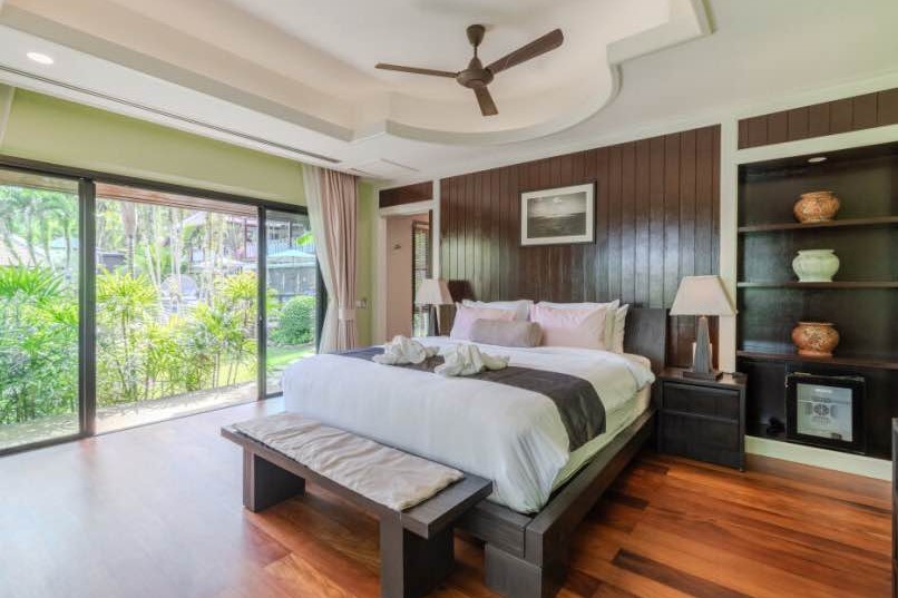 Baan Bua Nai Harn – Luxury 6-Bedroom Lakeside Villa Near Nai Harn Beach