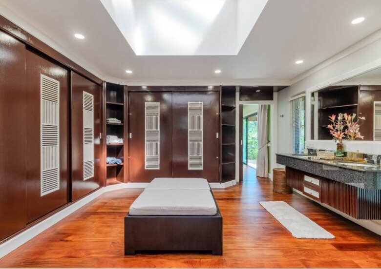 Baan Bua Nai Harn – Luxury 6-Bedroom Lakeside Villa Near Nai Harn Beach