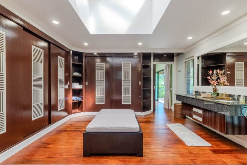 Baan Bua Nai Harn – Luxury 6-Bedroom Lakeside Villa Near Nai Harn Beach