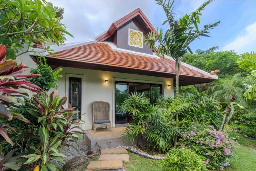 Baan Bua Nai Harn – Luxury 6-Bedroom Lakeside Villa Near Nai Harn Beach