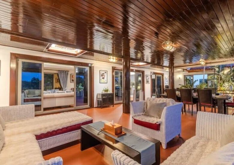 Baan Bua Nai Harn – Luxury 6-Bedroom Lakeside Villa Near Nai Harn Beach