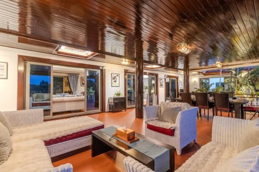 Baan Bua Nai Harn – Luxury 6-Bedroom Lakeside Villa Near Nai Harn Beach