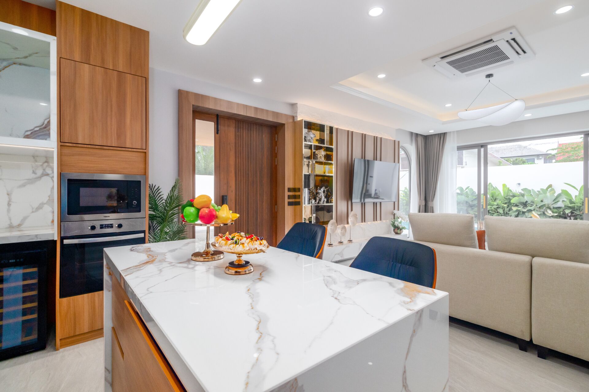 Elegant 2-Bedroom Sea View Villa for Rent with Beach Access